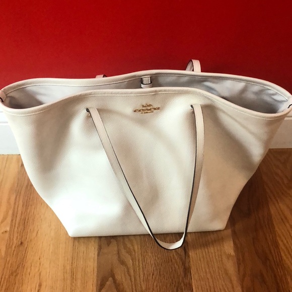 Soft Leather Authentic Coach Tote. - Picture 2 of 4